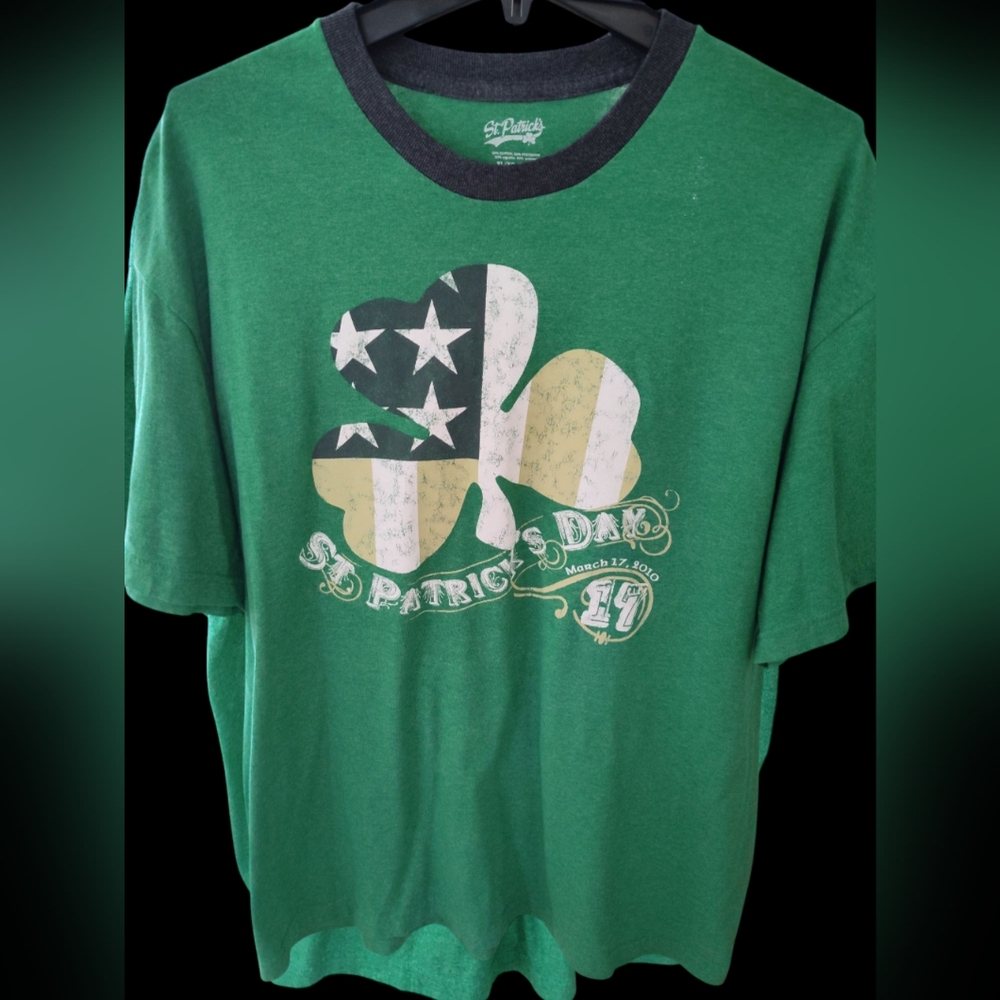 St Patrick's Day T Shirt 2010 March 17th Clover Leaf Stars XL Vintage Free Pin